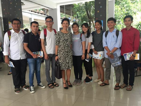 L'Ambassadrice de France au Cambodge, Mme Eva Nguyen Binh et des étudiants
