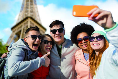 Groupe d'étudiants devant la Tour Eiffel